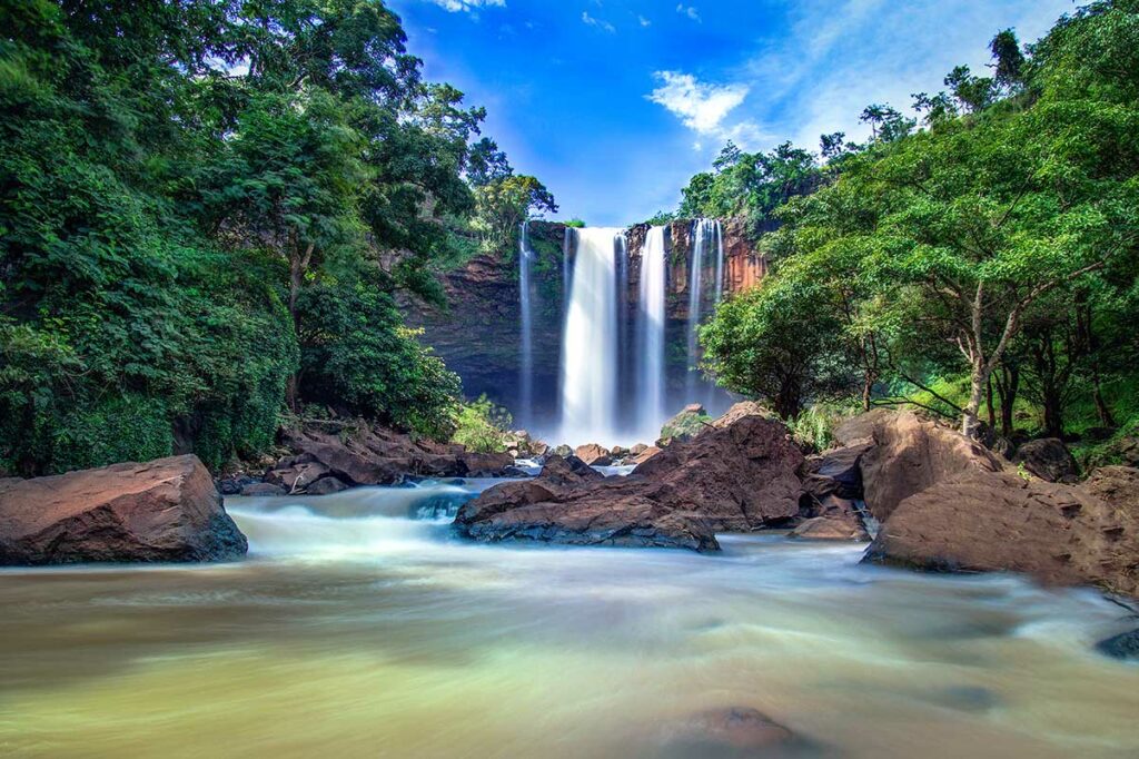 Phu Cuong-waterval in Gia Lai, gelegen in een groen hooglandgebied langs de Ho Chi Minh Road in Centraal-Vietnam.