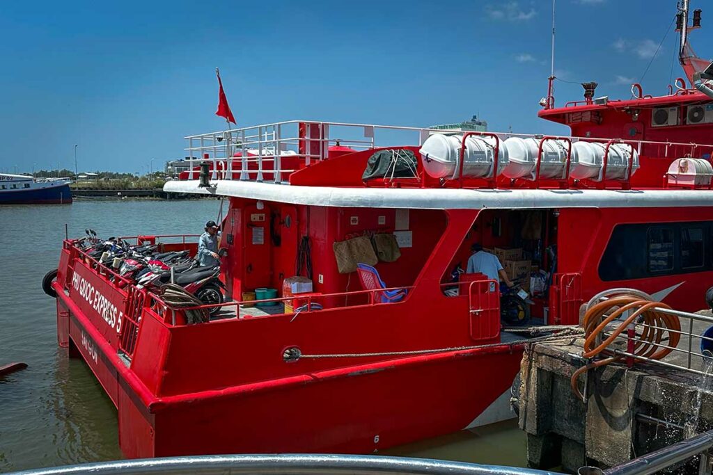 Rode Phu Quoc Express ferry aangemeerd in de haven van Rach Gia klaar voor vertrek