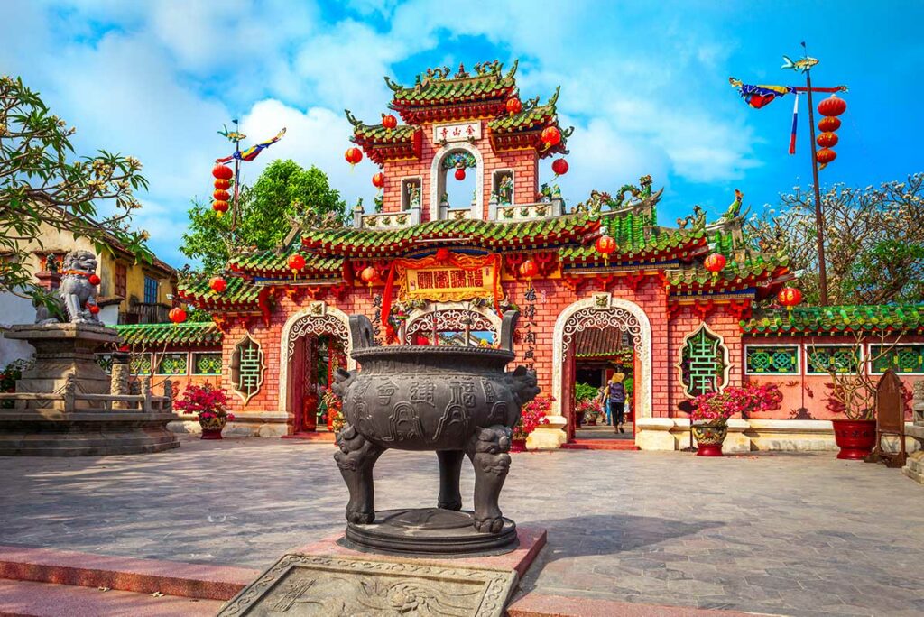 Voorkant van Phuc Kien Assembly Hall in Hoi An met kleurrijke poort en grote wierookbrander op binnenplaats