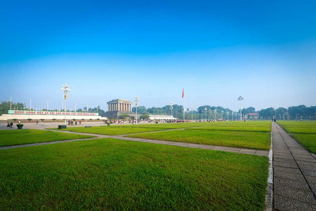 Overzicht van Ba Dinh Square in Hanoi met het Ho Chi Minh Mausoleum op de achtergrond, het politieke en historische hart van Vietnam