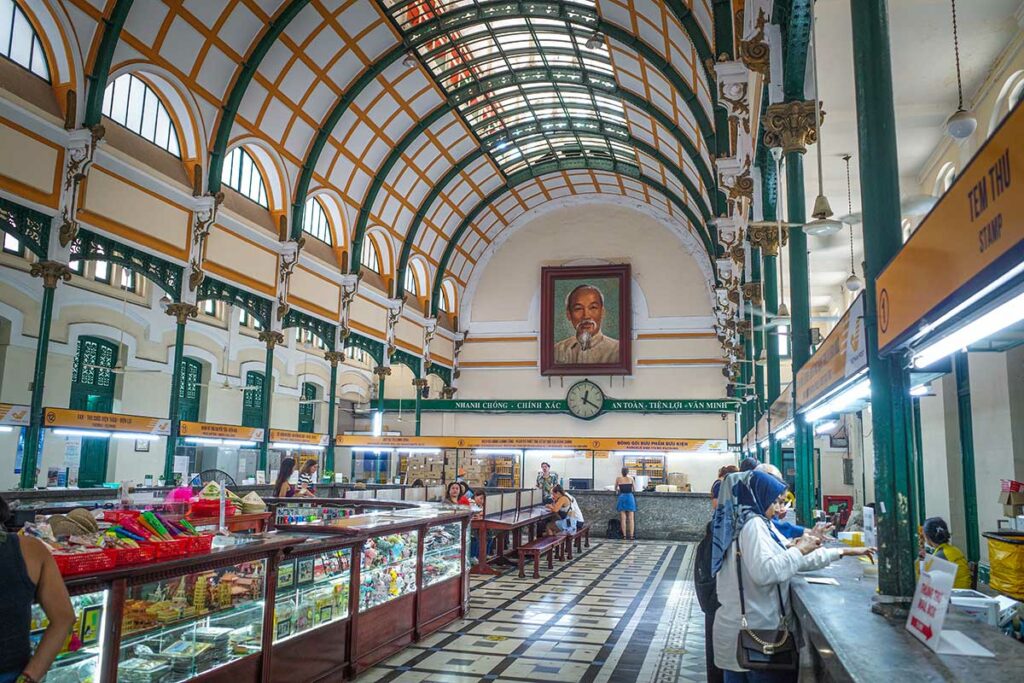 Portret van Ho Chi Minh aan de muur in het centrale postkantoor van Ho Chi Minh City, een goed voorbeeld van hoe zijn afbeelding nog steeds zichtbaar is in openbare gebouwen in Vietnam.