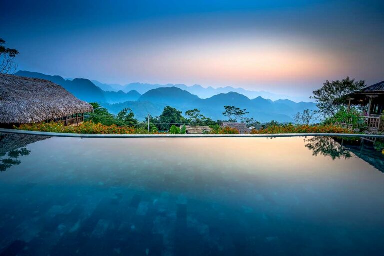 Infinity pool bij Pu Luong Eco Garden met panoramisch uitzicht over de bergen en valleien van Pu Luong Nature Reserve