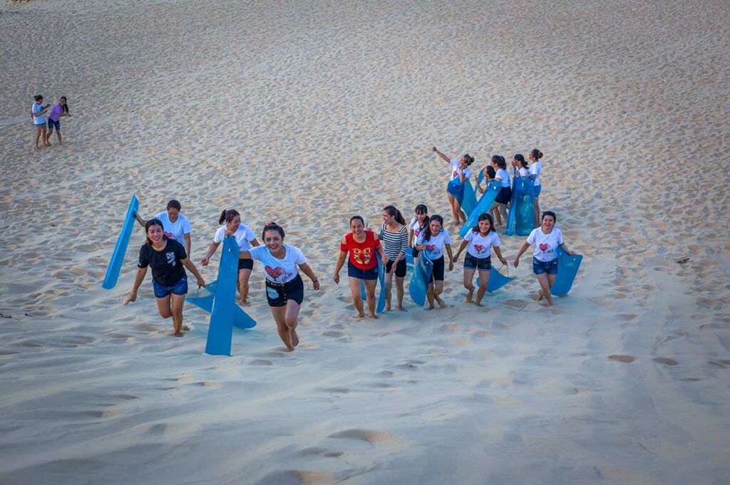 Lokale bezoekers lopen door de Quang Phu zandduinen bij Dong Hoi, een bekend natuurgebied met hoge zandheuvels.