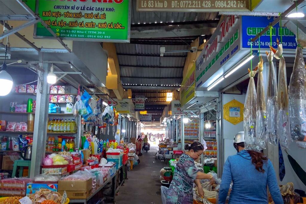 Binnenzijde van de centrale markt van Rach Gia met kraampjes en lokale verkopers