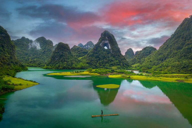 Meer bij Angel Eye Mountain in het regenseizoen, met hogere waterstand en intens groene heuvels rondom Nui Thung in Cao Bang.