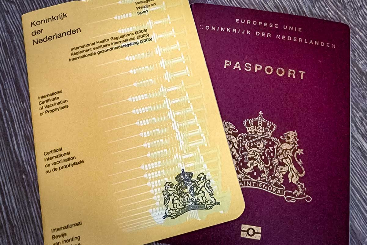 Internationaal vaccinatieboekje naast Nederlands paspoort als voorbereiding op vaccinaties voor Vietnam