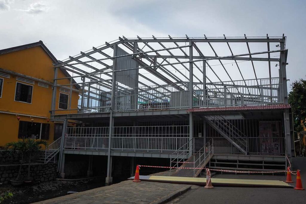 Restauratie van de Japanse Brug in Hoi An met metalen constructie rondom de houten brug tijdens onderhoudswerkzaamheden