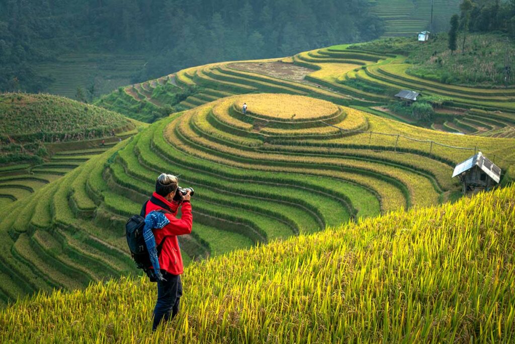 Fotograaf maakt foto’s van rijstterrassen in Mu Cang Chai, een van de bekendste landschapslocaties voor fotografie in Vietnam.