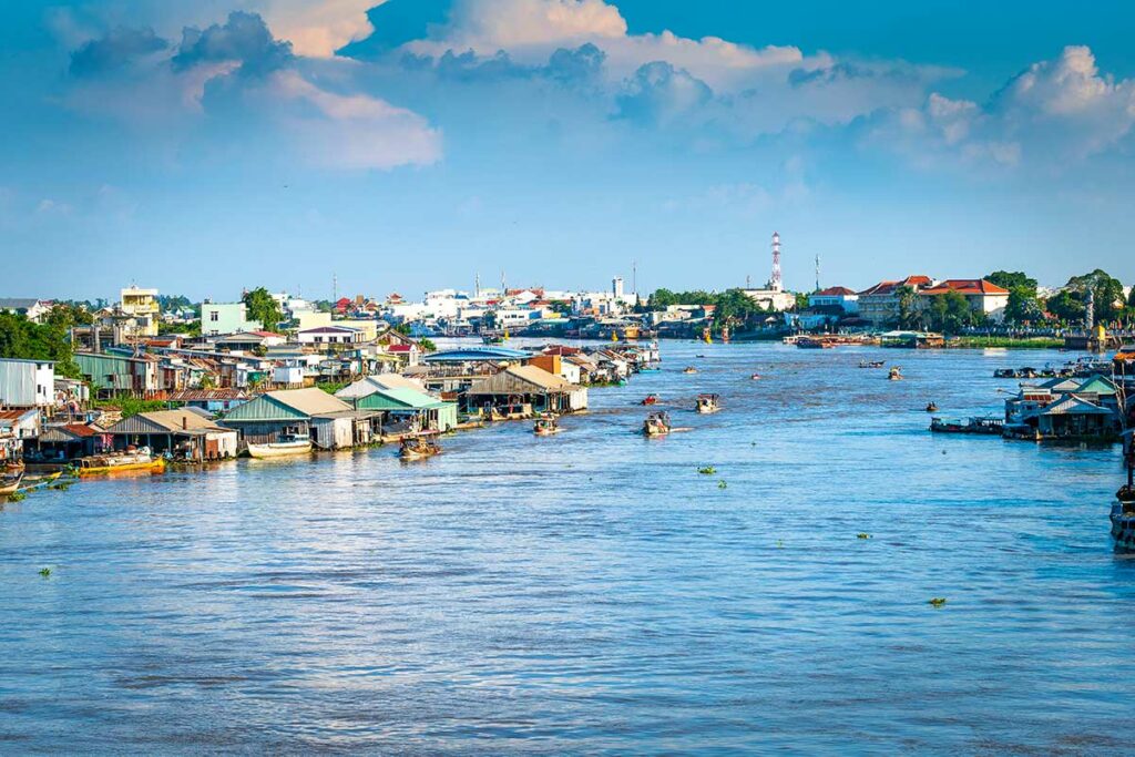 Rivier in Chau Doc Mekong Delta met drijvende huizen en boten langs de waterkant