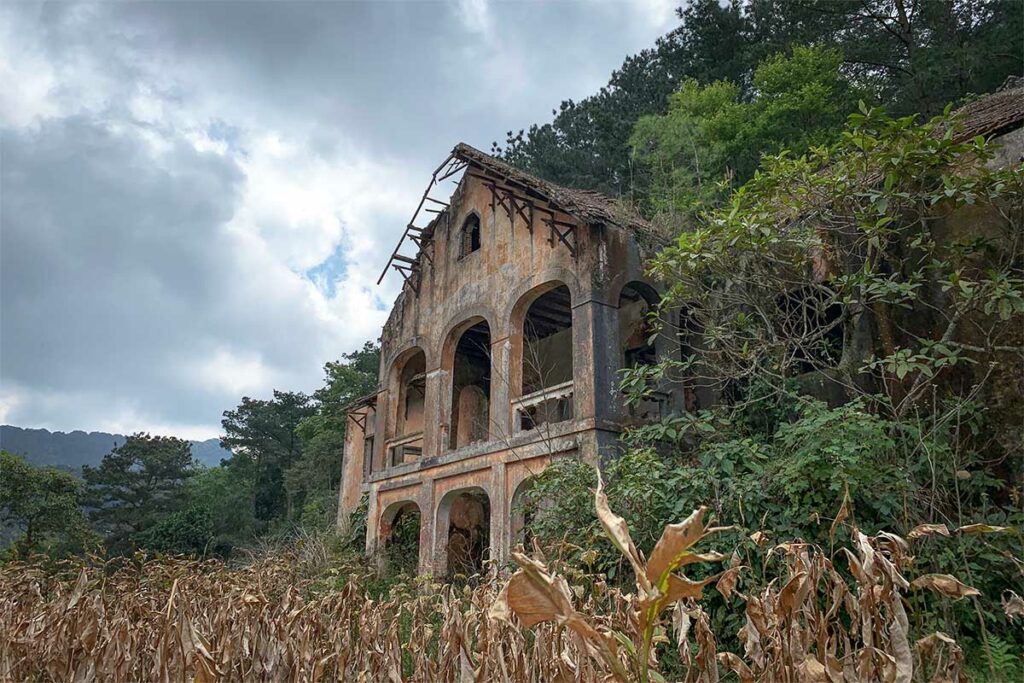 Overwoekerde ruïnes van een Franse koloniale villa in Phia Oac National Park, een verlaten gebouw uit de koloniale periode midden in de natuur van Cao Bang.