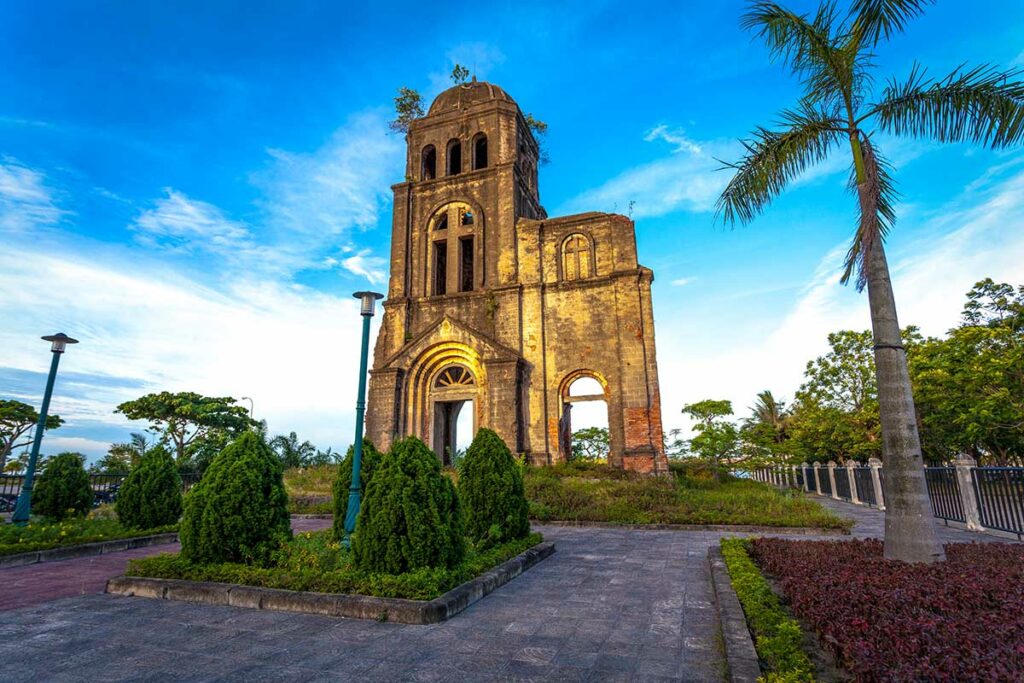 De ruïnes van Tam Toa Church in Dong Hoi, overblijfsel uit de koloniale tijd en symbool van oorlogsschade in Quang Binh.