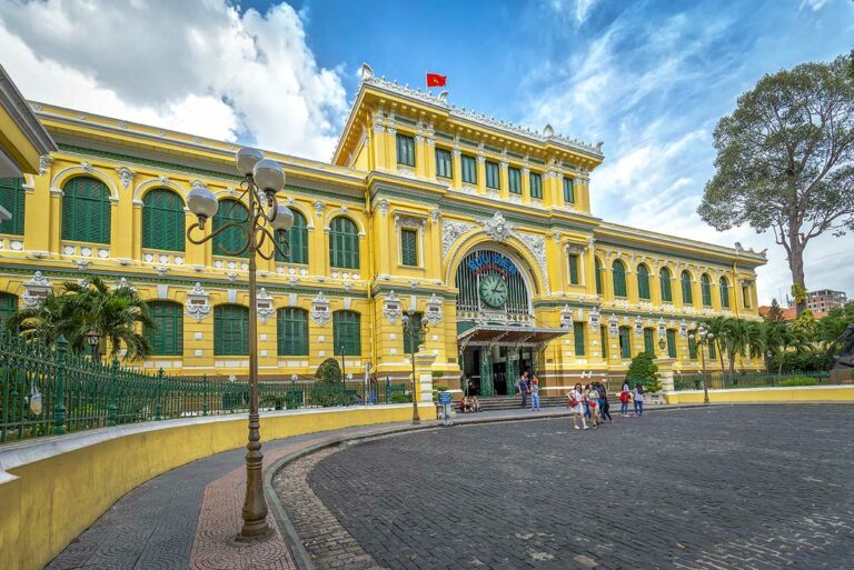 Het Saigon Central Post Office, een opvallend gebouw uit de Franse koloniale tijd met klassieke Europese architectuur in het centrum van Ho Chi Minh City.