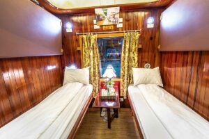 Luxe tweepersoons slaapcabine in de Sapaly Express nachttrein van Hanoi naar Lao Cai met houten interieur en twee bedden