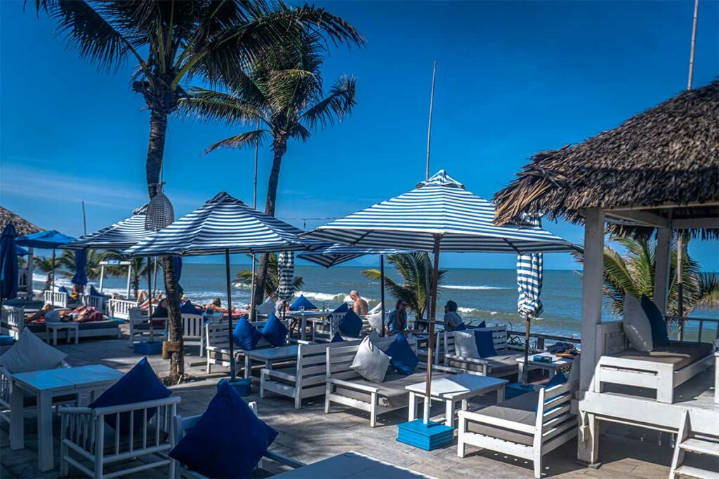 Shore Club strandbar bij An Bang Beach in Hoi An met ligbedden, parasols en uitzicht op zee