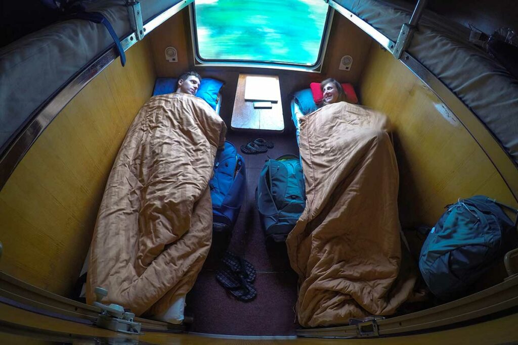 Koppel slapend in slaapcabine van de Vietnamese nachttrein tijdens lange reis