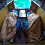 Koppel slapend in slaapcabine van de Vietnamese nachttrein tijdens lange reis