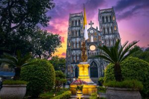 St. Joseph’s Cathedral in Hanoi bij zonsondergang, een neogotische kerk uit de Franse koloniale tijd en een van de bekendste Franse koloniale gebouwen in Vietnam.