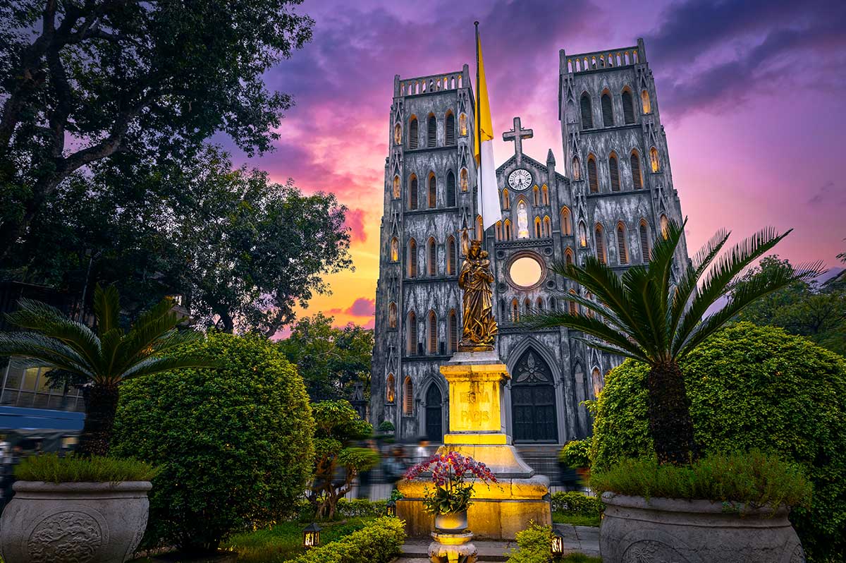 St. Joseph’s Cathedral in Hanoi bij zonsondergang, een neogotische kerk uit de Franse koloniale tijd en een van de bekendste Franse koloniale gebouwen in Vietnam.