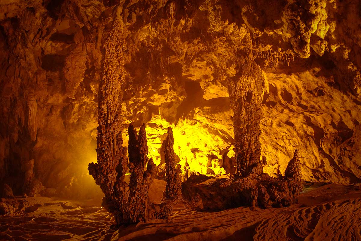 Kalksteenpilaren en natuurlijke structuren in Nguom Ngao Cave in Cao Bang