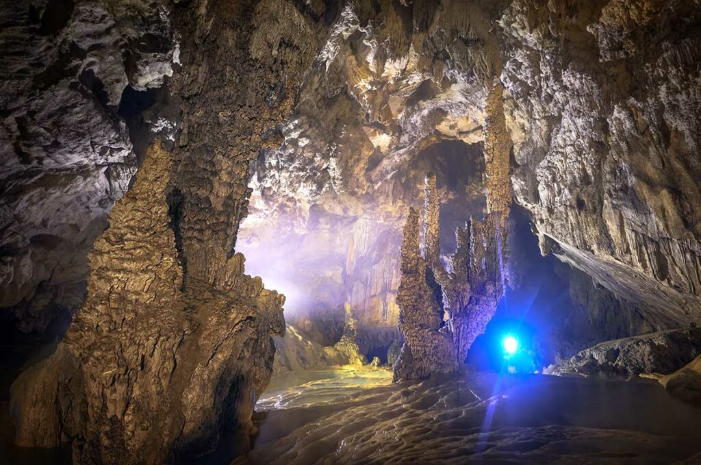 Hoge stalagmieten en ruwe kalksteenwanden in Nguom Ngao Cave bij Ban Gioc