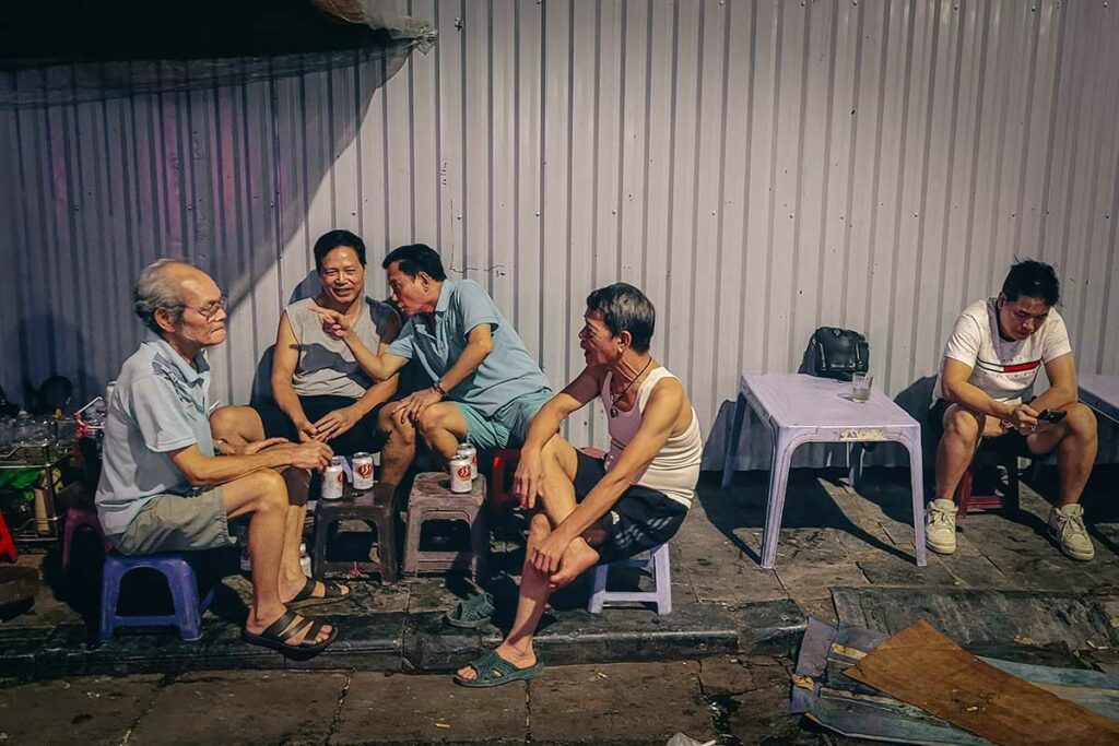 Groep oudere mannen die samen 333 bier drinken op lage krukjes langs de straat in Vietnam, een alledaags tafereel binnen de Vietnamese biercultuur