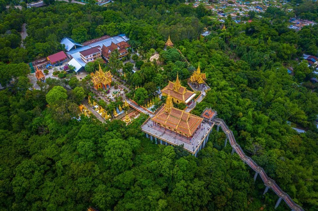 Luchtfoto van Ta Pa tempel en pagodecomplex in An Giang omringd door groen landschap bij Chau Doc