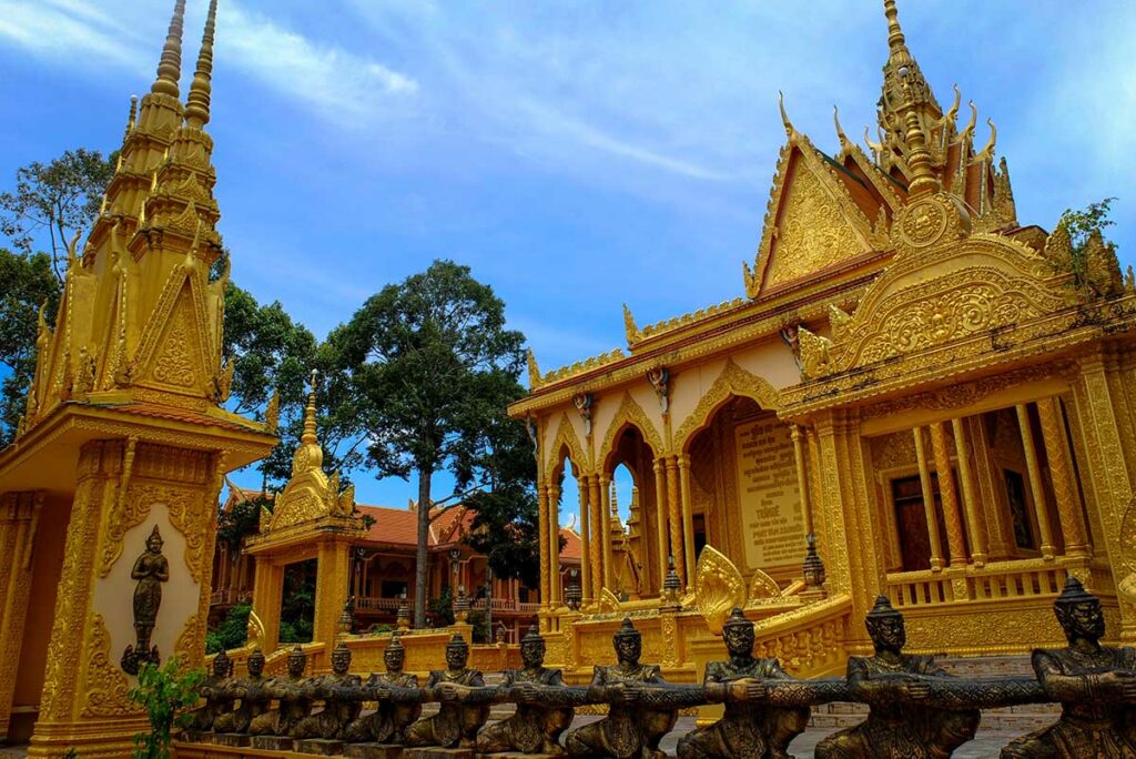 Vam Ray Pagoda in Tra Vinh met gouden torens, gedetailleerde reliëfs en traditionele Khmer-architectuur