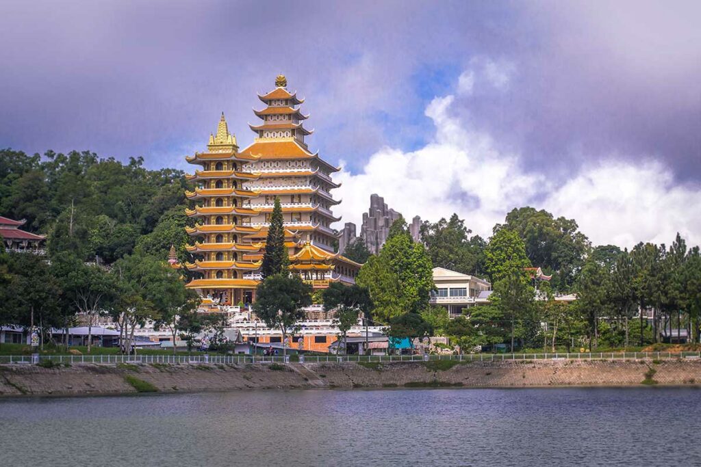 Tempelcomplex op Cam Mountain in An Giang met pagodetoren en rivier op de voorgrond bij Chau Doc