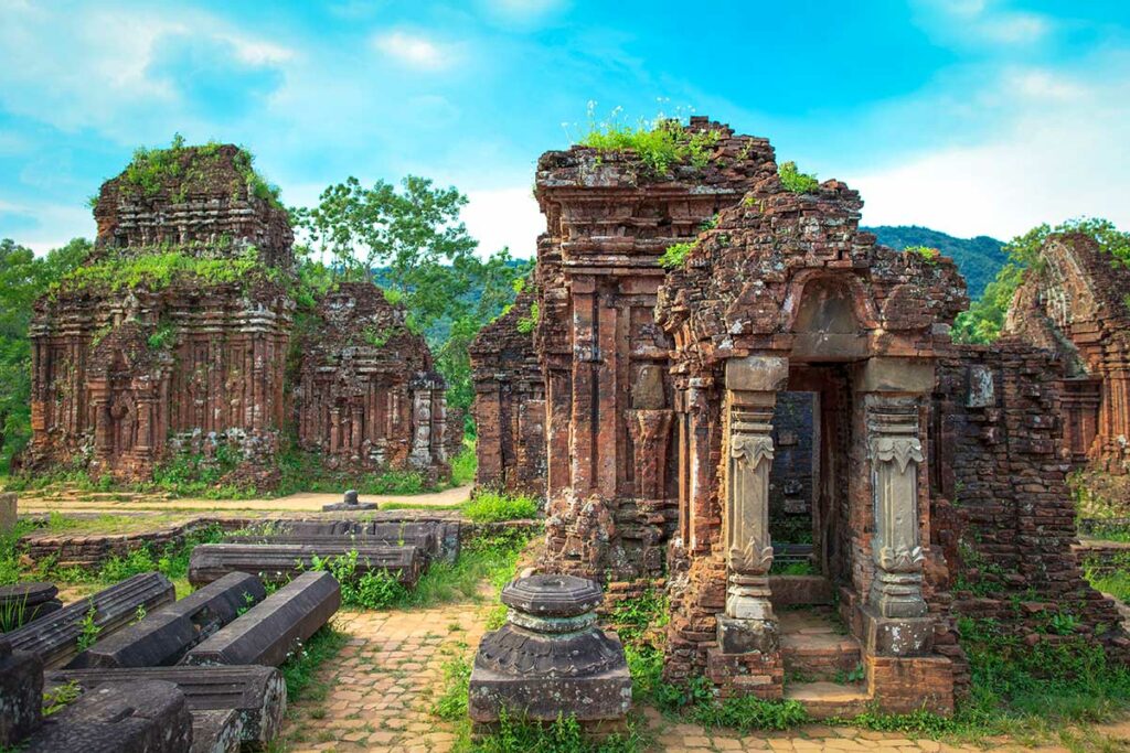 Cham tempelcomplex in My Son Sanctuary bij Hoi An met verweerde bakstenen torens tegen blauwe lucht