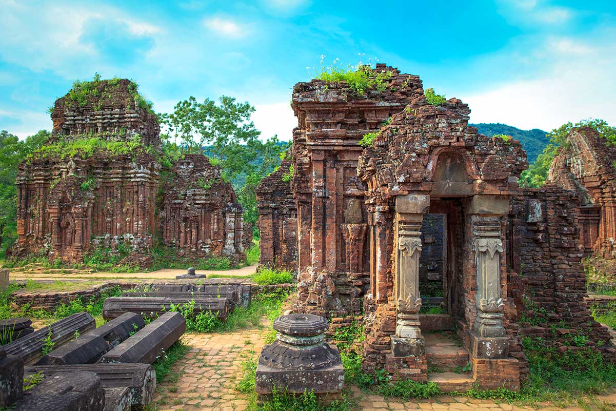 Cham tempelcomplex in My Son Sanctuary bij Hoi An met verweerde bakstenen torens tegen blauwe lucht
