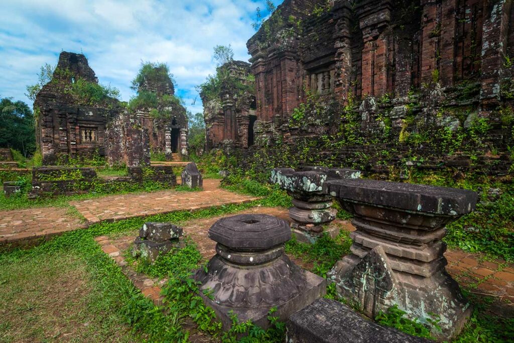 Oude Cham tempelruïnes in My Son Sanctuary nabij Hoi An met bakstenen torens en groene begroeiing