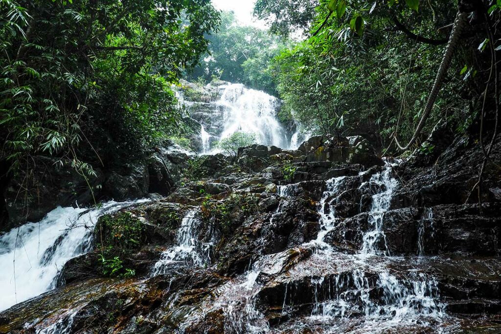 Thac Gio-waterval in de Phong Nha Botanic Garden, met meerdere waterstromen die over rotsen door de jungle naar beneden lopen