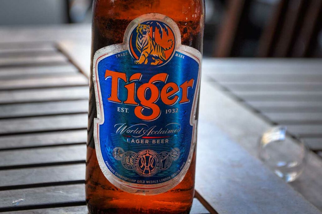 Fles Tiger Beer op tafel in Vietnam, een van de meest gedronken internationale bieren bij straatrestaurants en informele bijeenkomsten