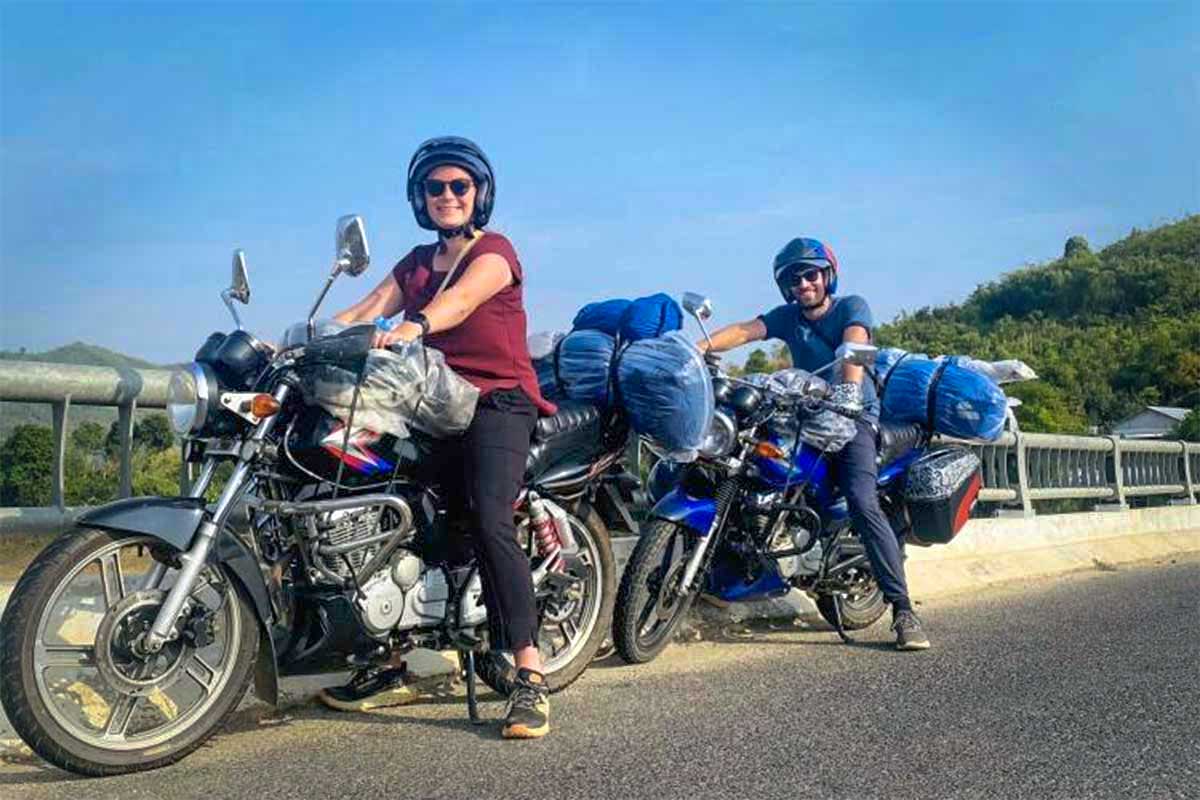 Toeristen reizen per motorbike met Easy Rider gidsen tussen Dalat en Nha Trang, met bagage op de motoren en uitzicht op het Vietnamese platteland