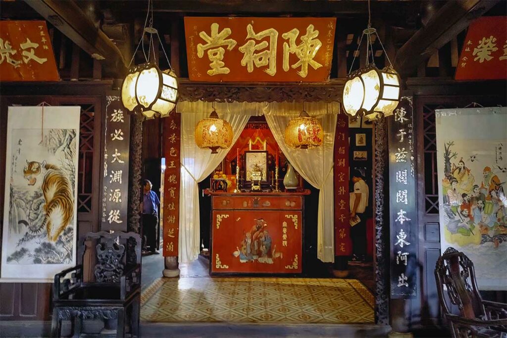 Altaarruimte in Tran Family Chapel in Hoi An met traditionele lantaarns en familietabletten