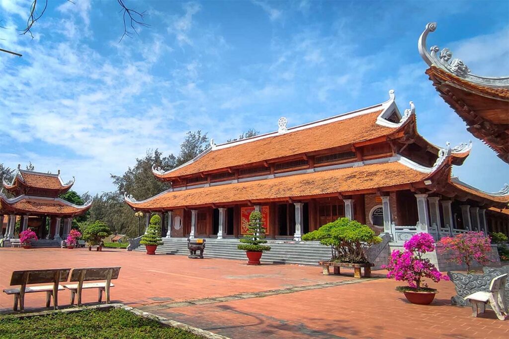 Binnenplaats van het Truc Lam Zen-klooster in Tra Vinh met traditionele Vietnamese architectuur en terracotta daken