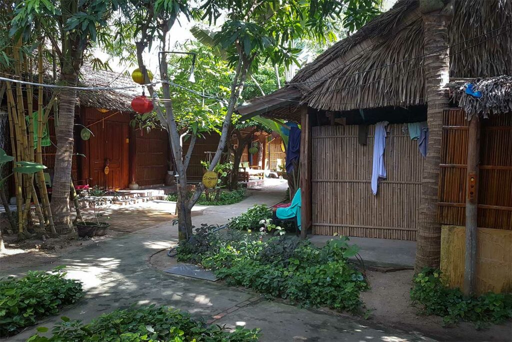 Under The Coconut Tree Homestay in An Bang Hoi An met eenvoudige houten bungalows en tropische tuin