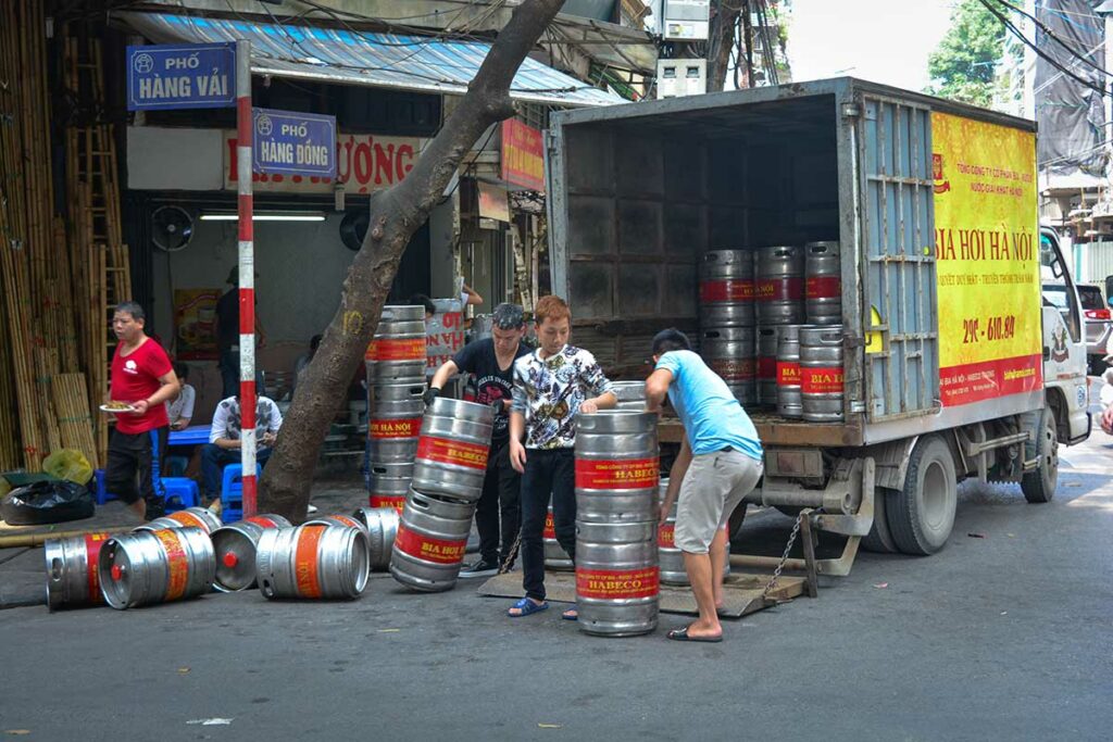 Levering van metalen vaten bia hoi bier in een straat van Hanoi, vers ongepasteuriseerd tapbier dat dezelfde dag wordt gedronken