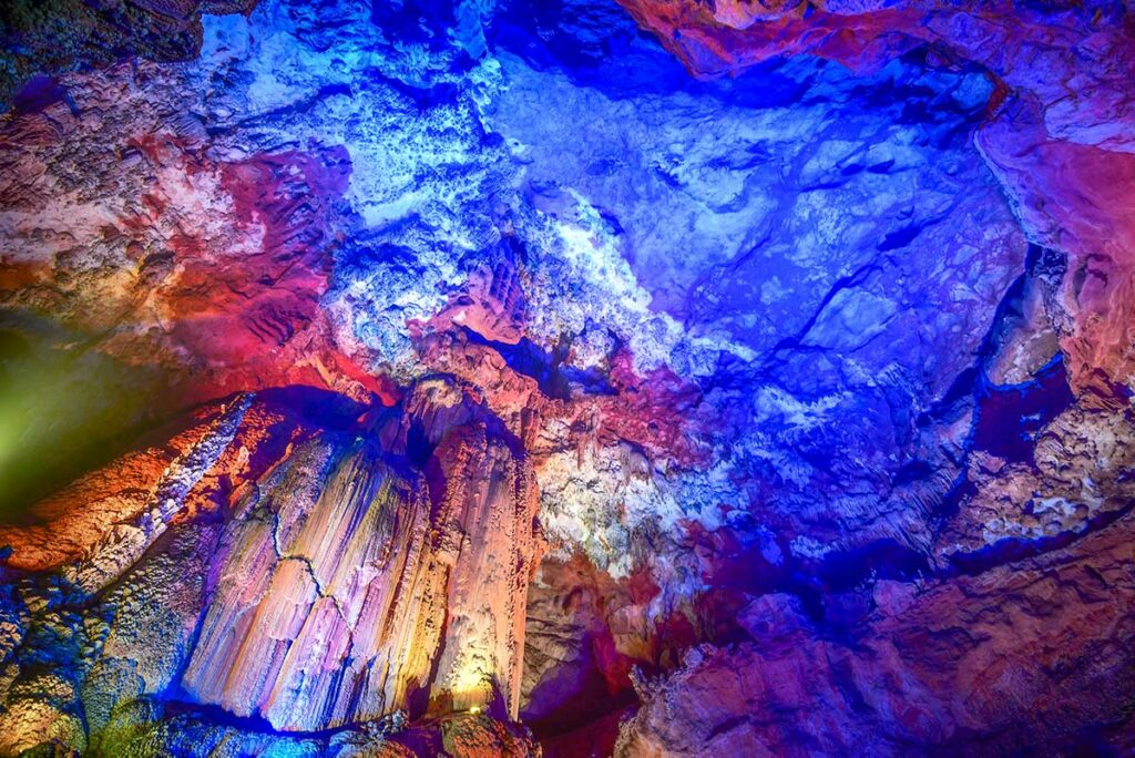 Gekleurde verlichting op stalactieten en rotswanden in Nguom Ngao Cave nabij Ban Gioc