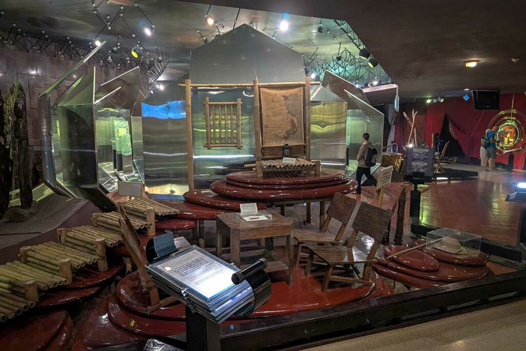 Gereconstrueerde commandopost van de Viet Minh in het Ho Chi Minh Museum in Hanoi, met eenvoudige houten meubels, kaarten en communicatiemiddelen uit de onafhankelijkheidsstrijd