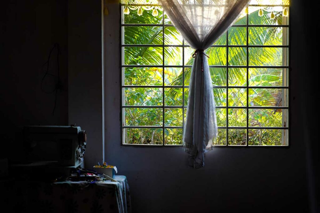 Raam met klamboe in accommodatie in Vietnam ter bescherming tegen muggen en dengue