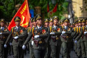Militaire parade tijdens Vietnam National Day, met Vietnamese soldaten in uniform die marcheren met de nationale vlag tijdens de Onafhankelijkheidsdag in Hanoi.
