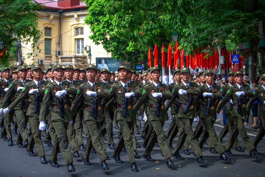 Grote militaire parade in Hanoi tijdens Vietnam National Day, met rijen soldaten die marcheren ter herdenking van de Vietnamese onafhankelijkheid.