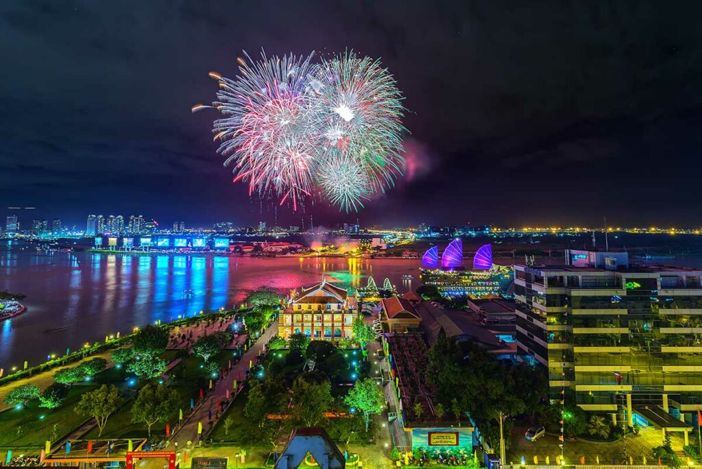 Vuurwerk boven de stad tijdens Vietnam National Day, waarbij de skyline wordt verlicht ter viering van de Vietnamese Onafhankelijkheidsdag op 2 september.