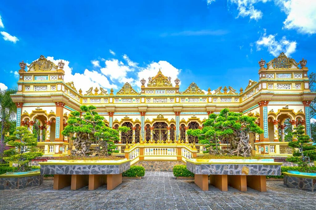 Gevel van de hoofdtempel van Vinh Trang Pagoda in My Tho met mix van Aziatische details en Europese architectuur