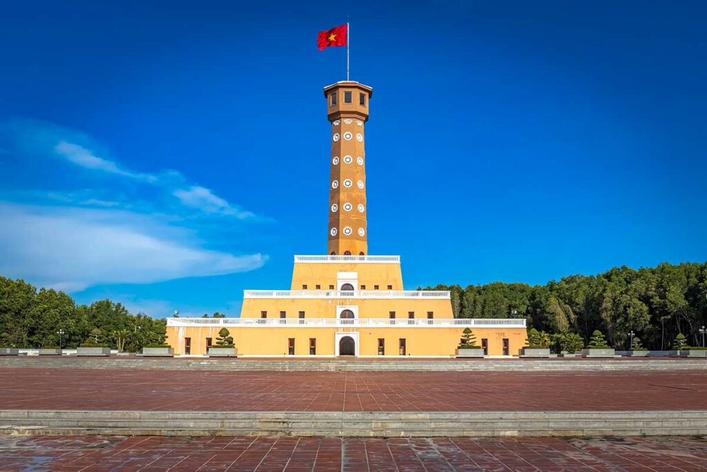 Vlaggentoren en monument op Cape Ca Mau het zuidelijkste punt van Vietnam