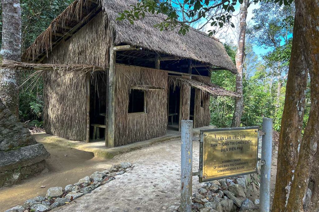 Bunker van generaal Vo Nguyen Giap in Muong Phang, van waaruit de Viet Minh het beleg van Dien Bien Phu aanstuurde