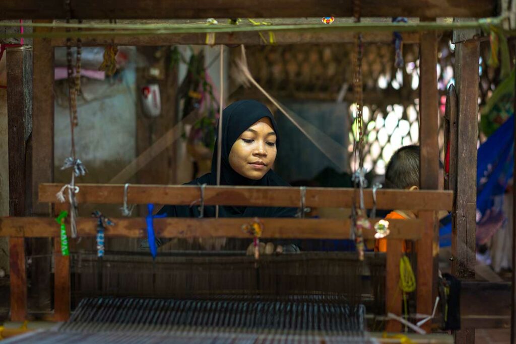 Cham vrouw aan het weefgetouw in een traditioneel dorp bij Chau Doc in de Mekongdelta