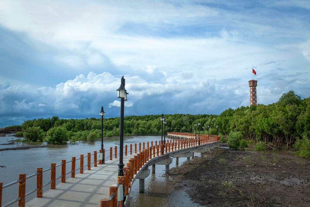 Houten wandelpad door mangrovebos bij Cape Ca Mau in het uiterste zuiden van Vietnam