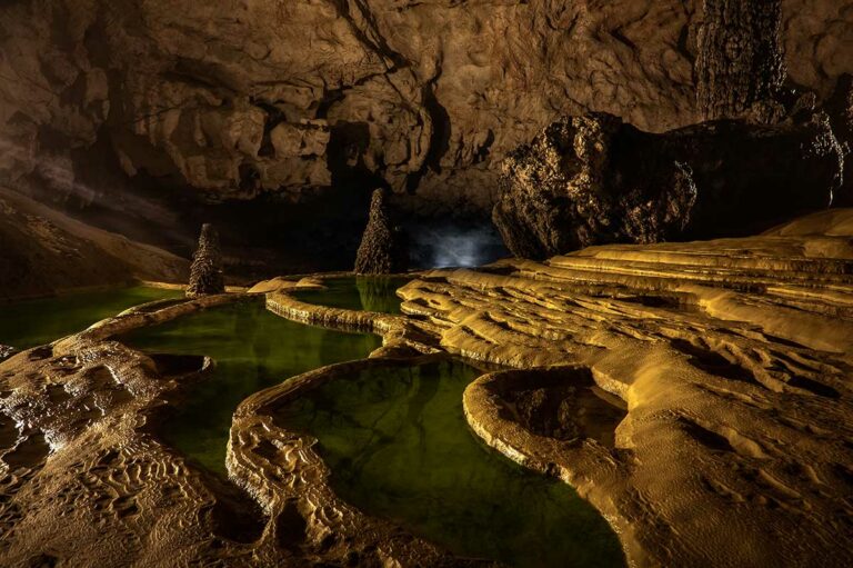 Ondiepe waterpoelen en uitgesleten kalksteenformaties in Nguom Ngao Cave bij Ban Gioc in Cao Bang